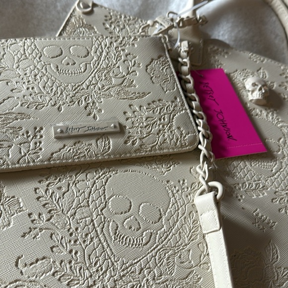 Betsey Johnson "skulltastic" 2 PC large skull tote and wristlet XOKIARA2 white - Picture 3 of 13